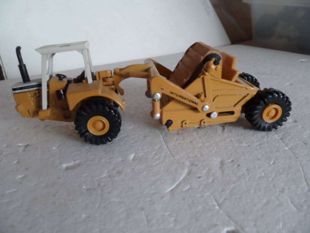 Ertl Mighty Movers 1/64 Scale Diecast International Scraper 412 B-  [m703]