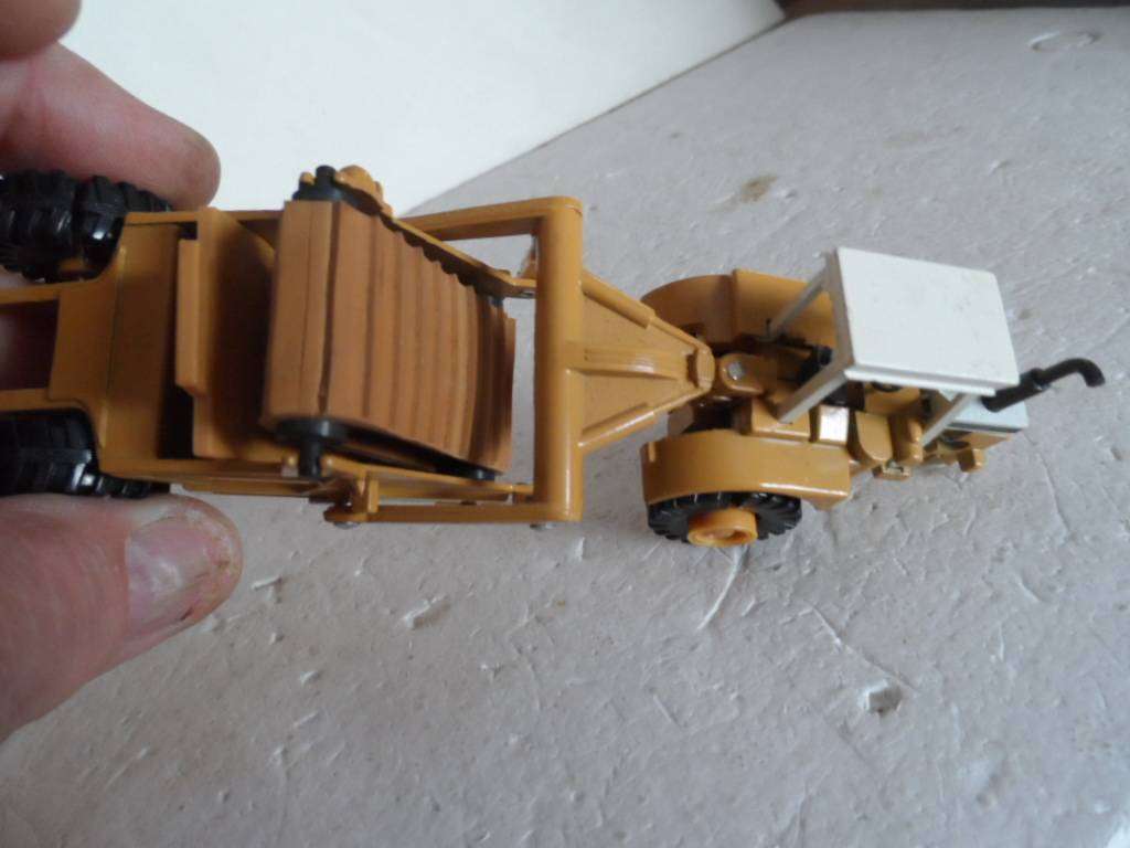 Ertl Mighty Movers 1/64 Scale Diecast International Scraper 412 B-  [m703]