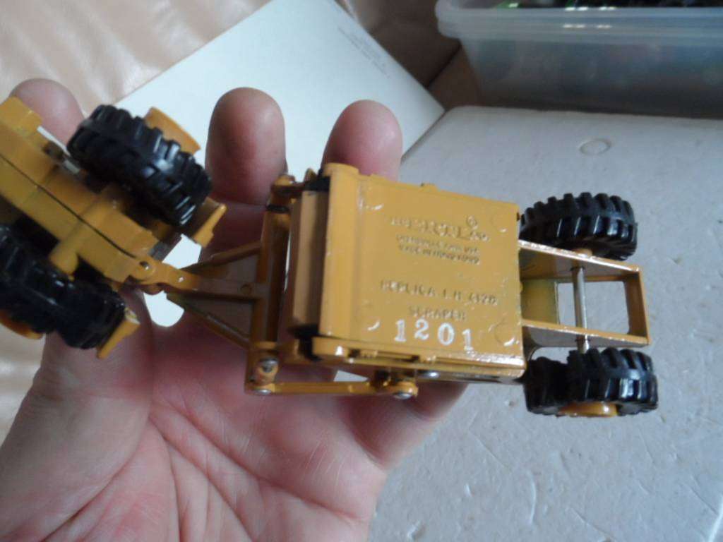 Ertl Mighty Movers 1/64 Scale Diecast International Scraper 412 B-  [m703]