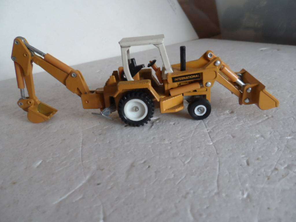 Ertl Mighty Movers 1/64 Scale Diecast International Backhoe-Loader-  [m703]