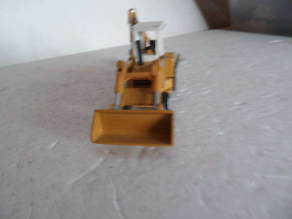 Ertl Mighty Movers 1/64 Scale Diecast International Backhoe-Loader-  [m703]