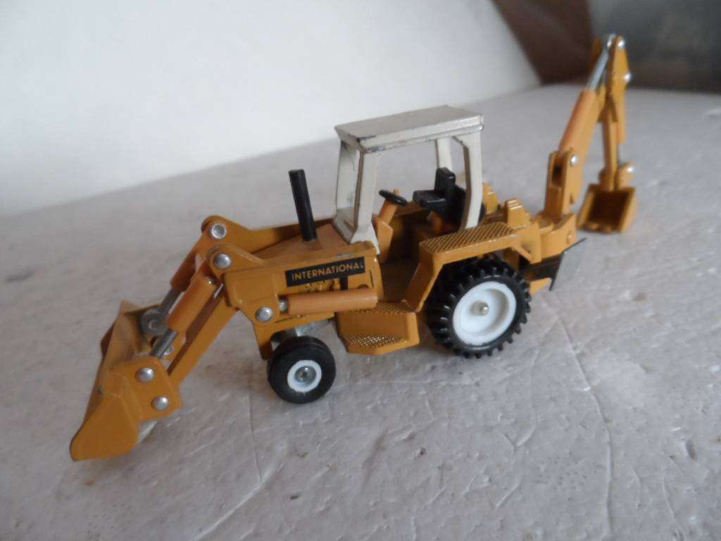 Ertl Mighty Movers 1/64 Scale Diecast International Backhoe-Loader-  [m703]