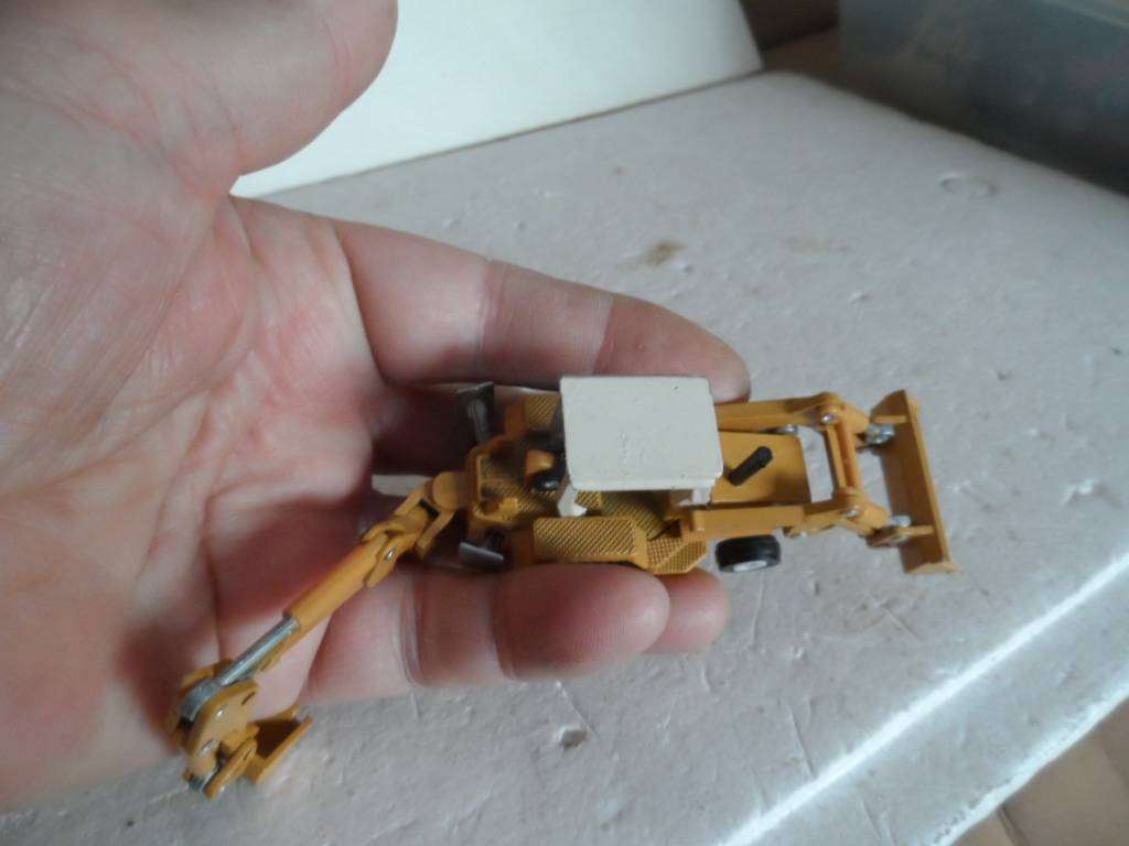 Ertl Mighty Movers 1/64 Scale Diecast International Backhoe-Loader-  [m703]