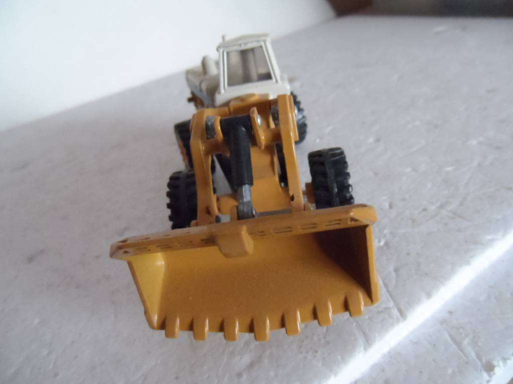 ERTL Mighty Movers International 560 Wheel Loader 1/64 Diecast-  [m703]