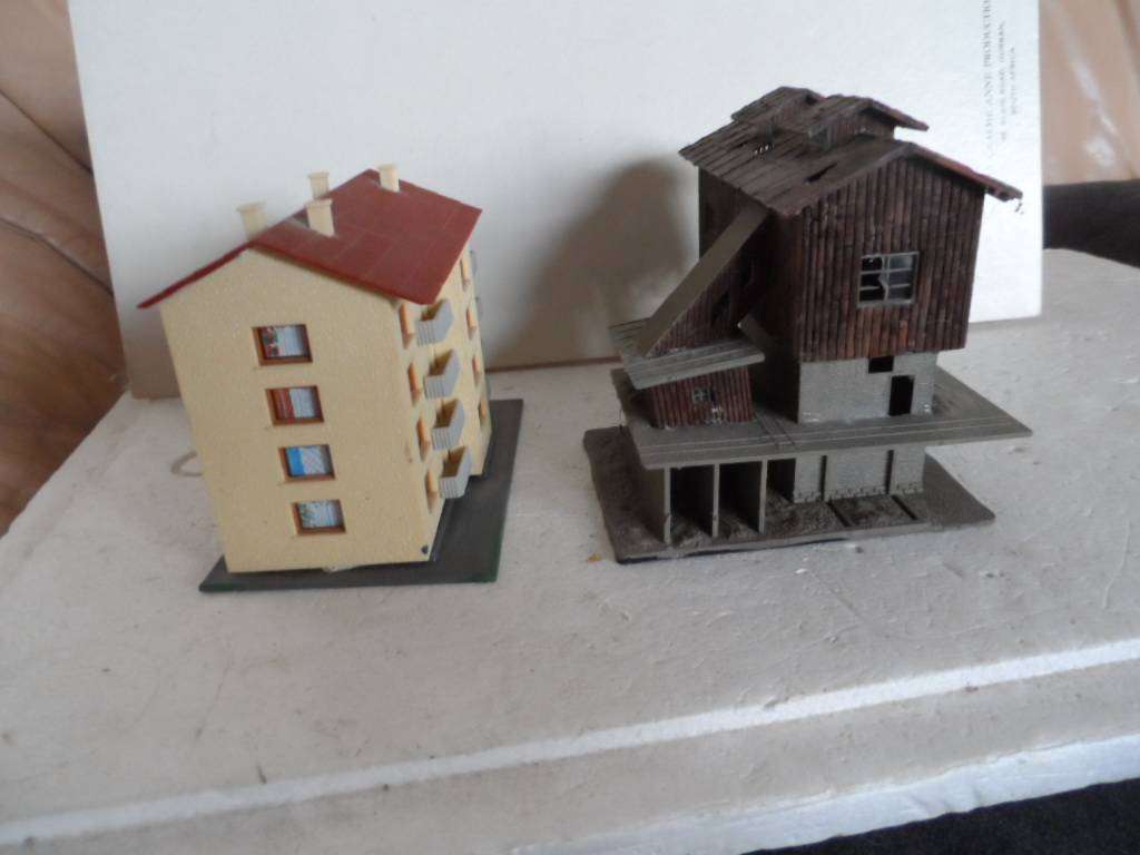 N SCALE APARTMENT AND ABANDONED MINE- ONE BID FOR BOTH