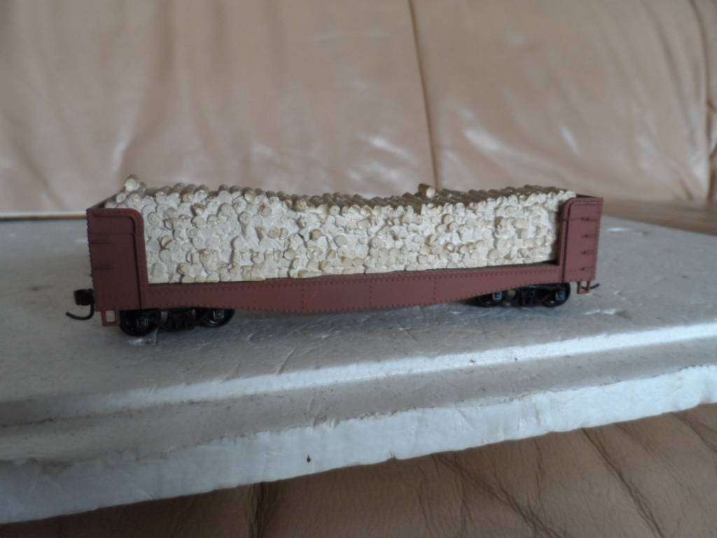 LIMA HIGHENDED FLAT WAGON WITH TIMBER LOADLOAD KADEE COUPLER  [HO6]