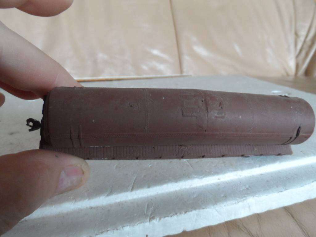 HO RAISED CENTRE CEMENT CAR-KADEE COUPLERS  [HO7]