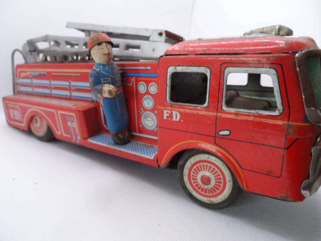 Vintage yonezawa friction fire engine JAPAN   32 cm long