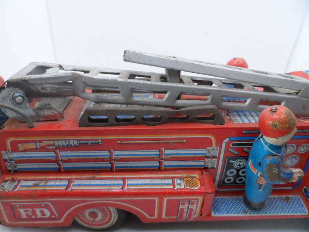Vintage yonezawa friction fire engine JAPAN   32 cm long