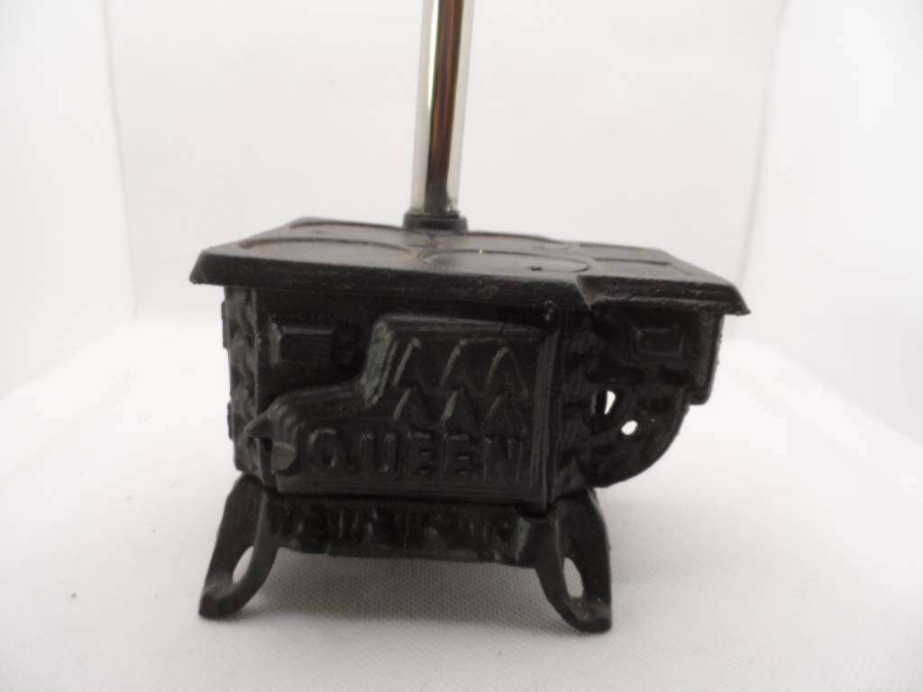 vintage queen cast  iron stove - one bid for all  [d601]