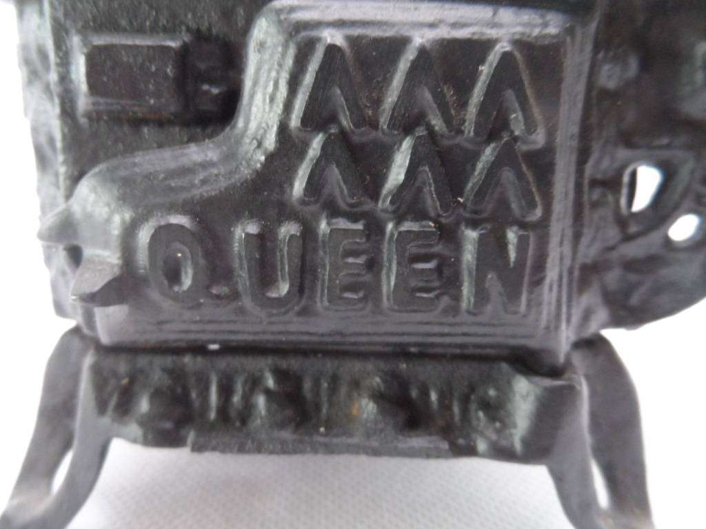 vintage queen cast  iron stove - one bid for all  [d601]