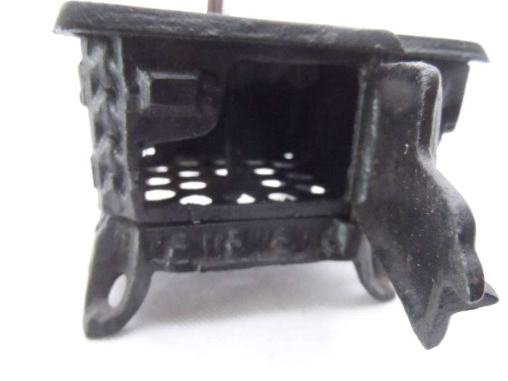 vintage queen cast  iron stove - one bid for all  [d601]