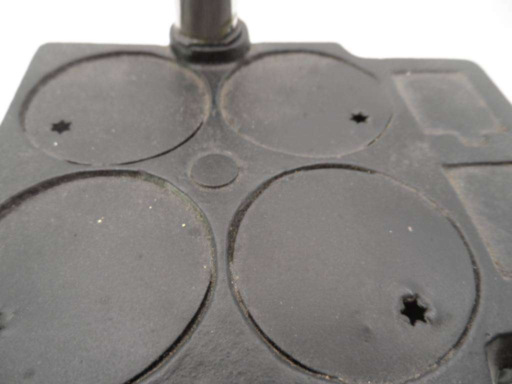 vintage queen cast  iron stove - one bid for all  [d601]