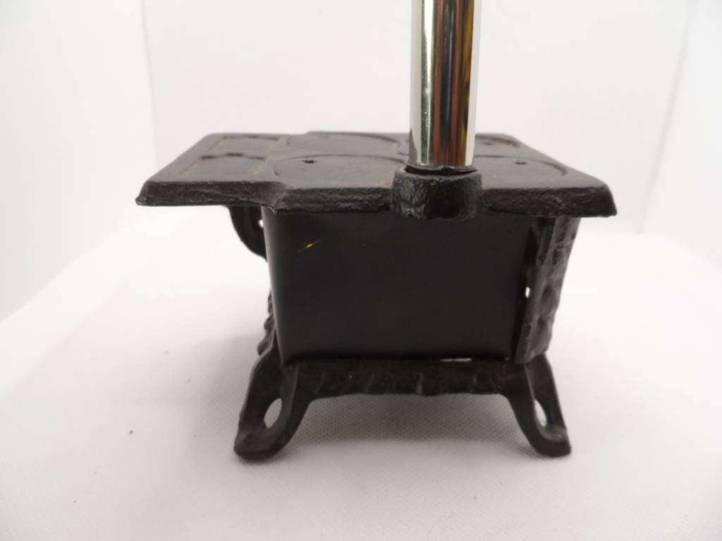 vintage queen cast  iron stove - one bid for all  [d601]