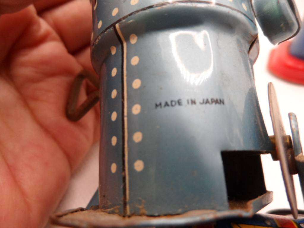 2 vintage Japanese robot and tin Japan train - one bid for all  [d601]