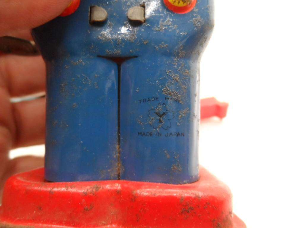 2 vintage Japanese robot and tin Japan train - one bid for all  [d601]