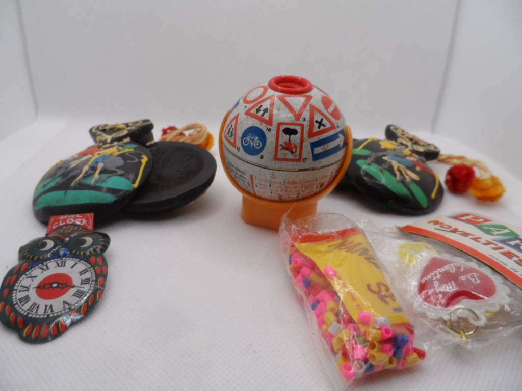 vintage traffic globe sharpener,2 castanetts, owl clicker, party novelty - one bid for all  [d601]