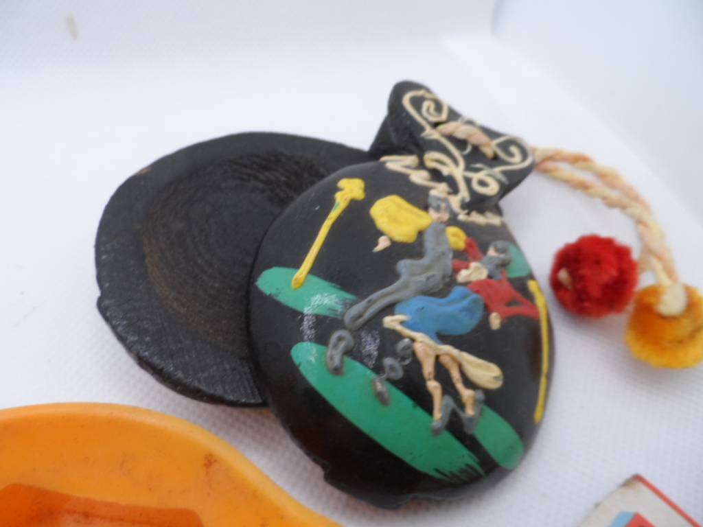 vintage traffic globe sharpener,2 castanetts, owl clicker, party novelty - one bid for all  [d601]