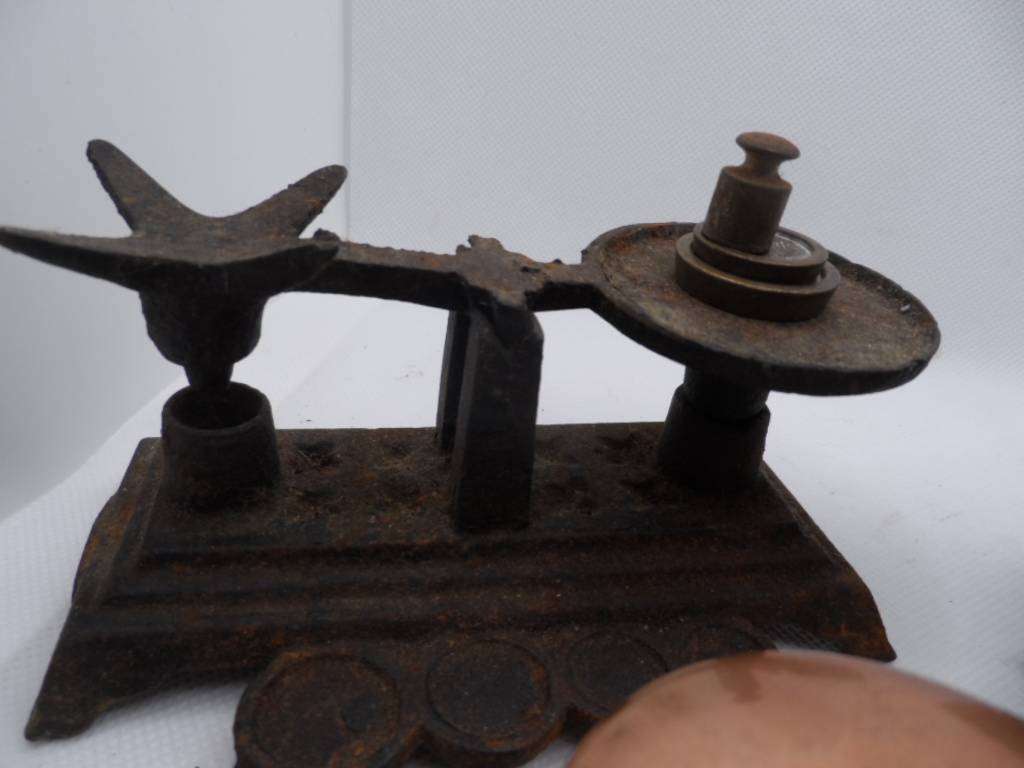coppers pots, lid, brass owl with 2 pyramids, cast scale, trivet, wash trough, lidded pot/l  [d600]