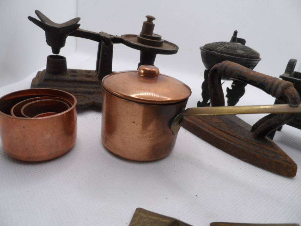 coppers pots, lid, brass owl with 2 pyramids, cast scale, trivet, wash trough, lidded pot/l  [d600]