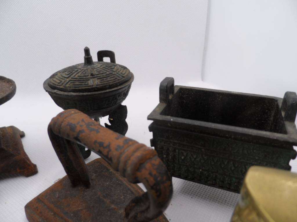 coppers pots, lid, brass owl with 2 pyramids, cast scale, trivet, wash trough, lidded pot/l  [d600]