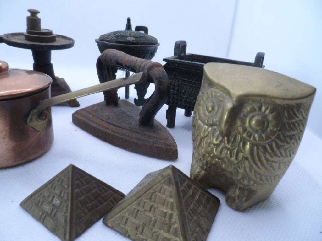 coppers pots, lid, brass owl with 2 pyramids, cast scale, trivet, wash trough, lidded pot/l  [d600]