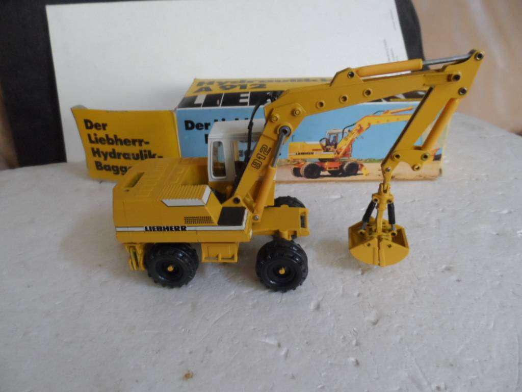 CONRAD 2822 LIEBHERR A912 HYDRAULIC WHEEL EXCAVATOR BAGGER -1:50 scale. [m88]