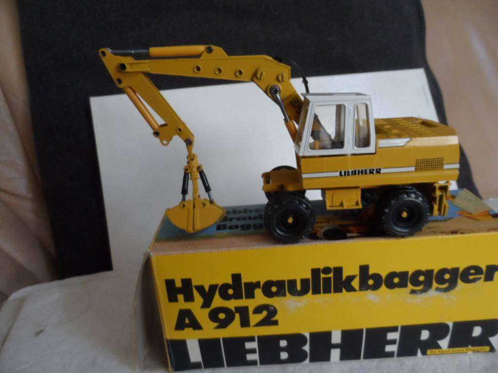 CONRAD 2822 LIEBHERR A912 HYDRAULIC WHEEL EXCAVATOR BAGGER -1:50 scale. [m88]