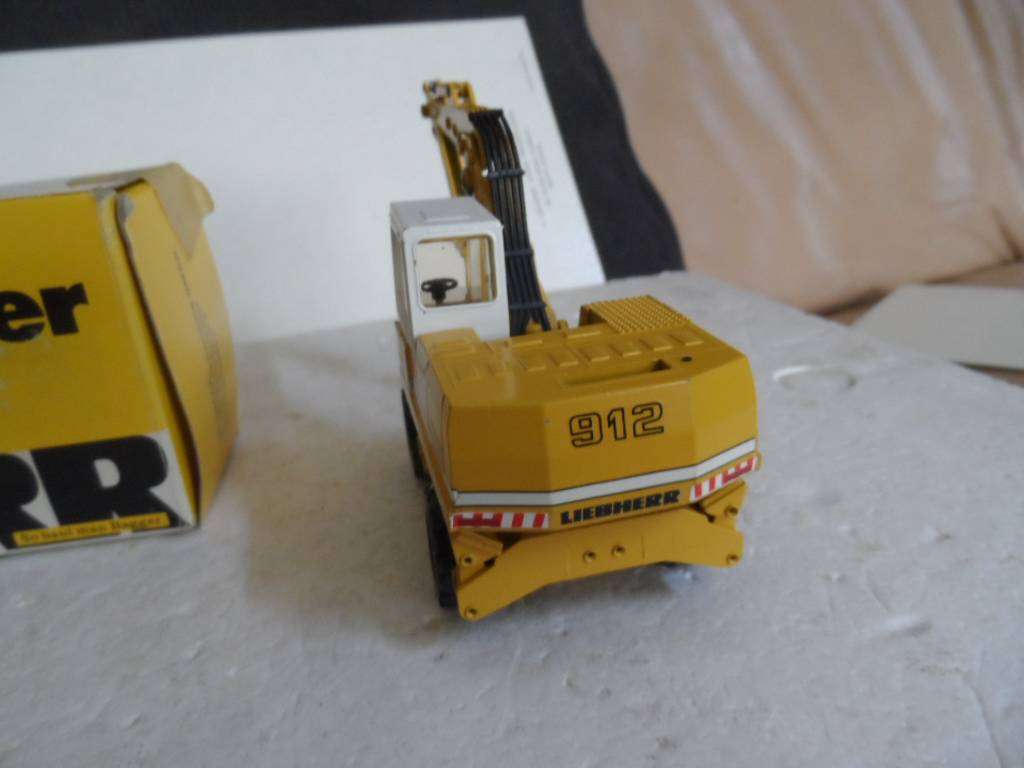 CONRAD 2822 LIEBHERR A912 HYDRAULIC WHEEL EXCAVATOR BAGGER -1:50 scale. [m88]
