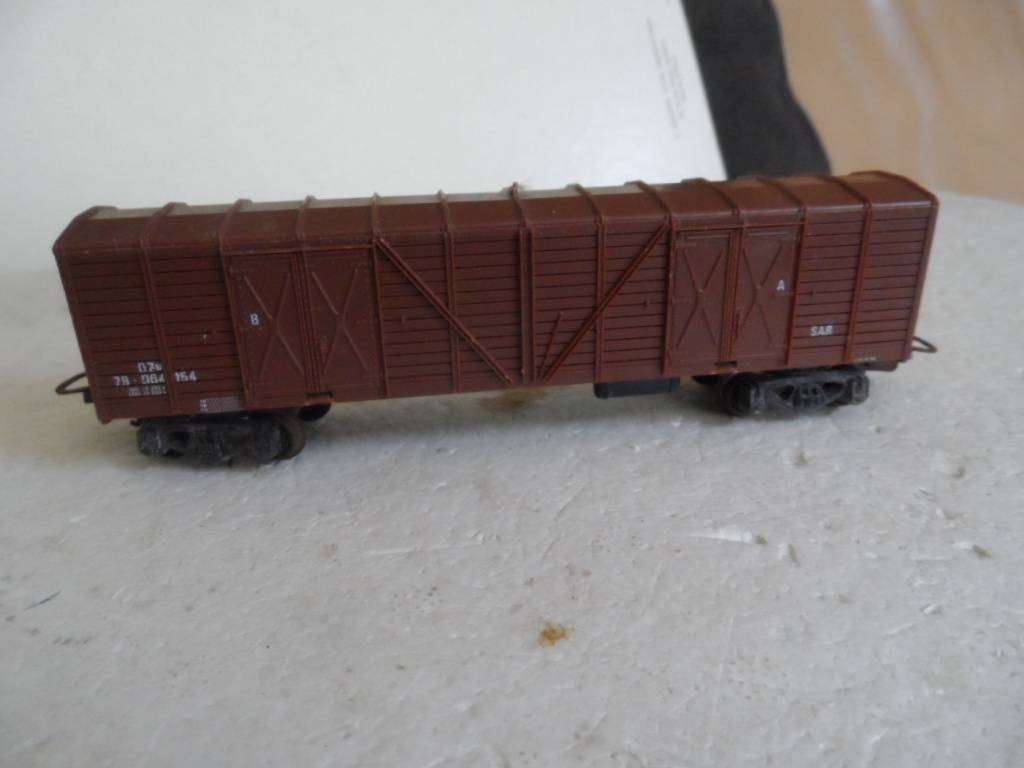 HO Lima brown 2 door boxcar   [HO6]