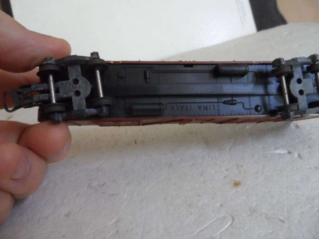 HO Lima brown 2 door boxcar   [HO6]