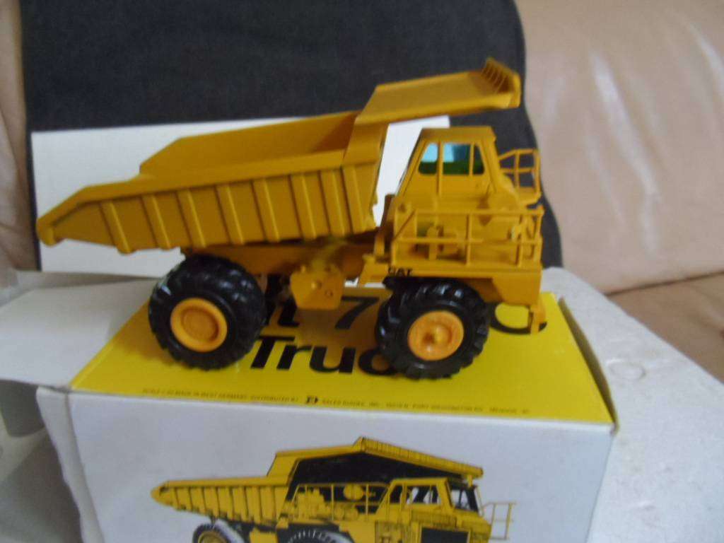 NZG 222 CATERPILLAR 769C SITE DUMPER TRUCK- 1/50