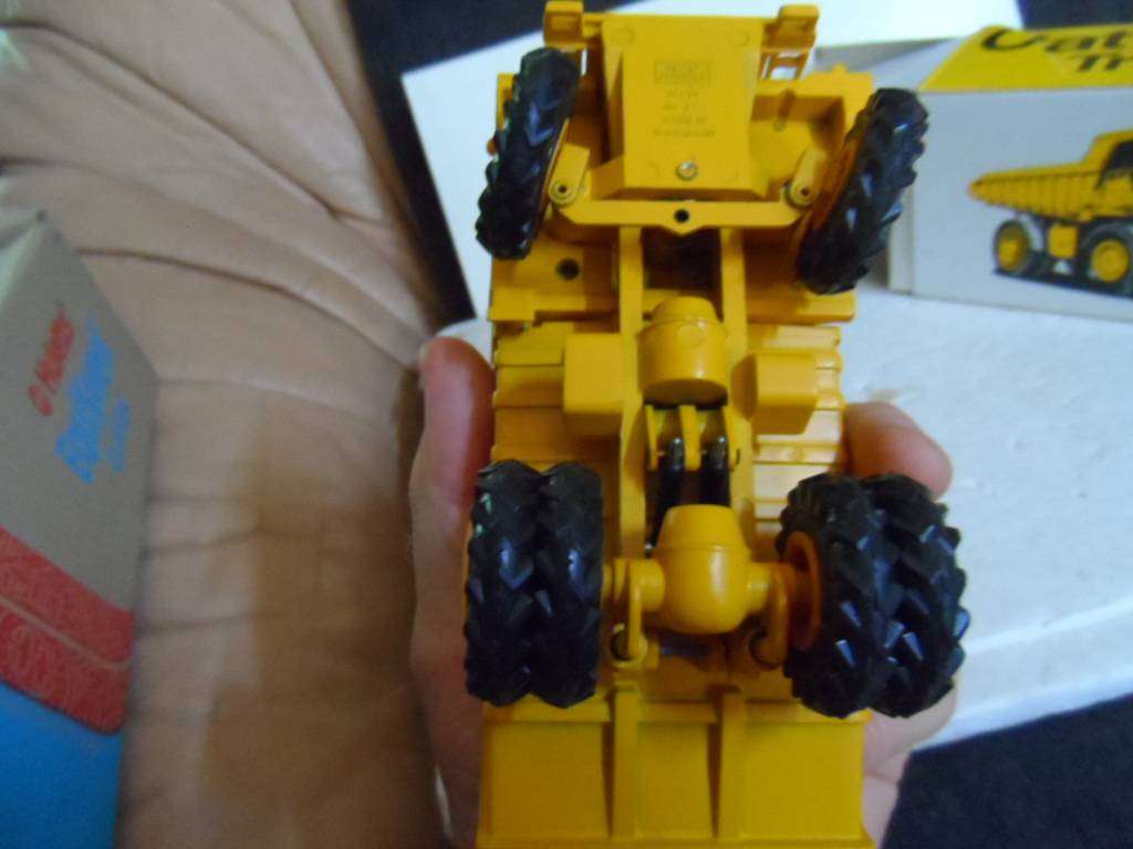 NZG 222 CATERPILLAR 769C SITE DUMPER TRUCK- 1/50