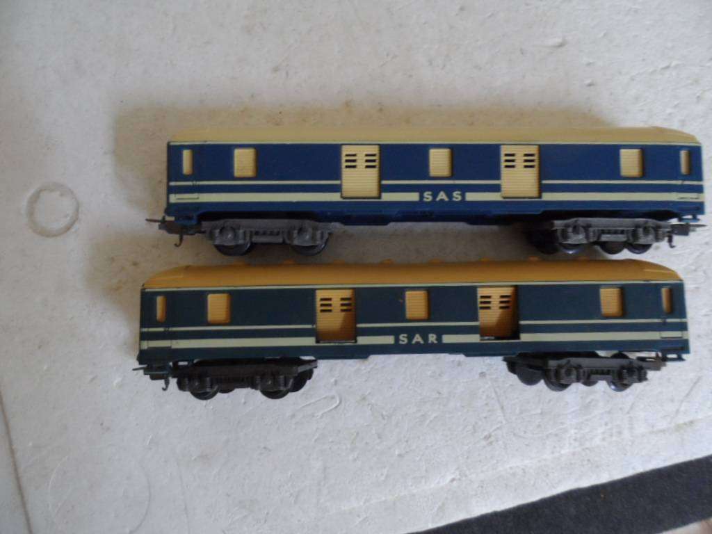 2 x HO Lima short blue train parcel cars - one bid for both  [HO6]