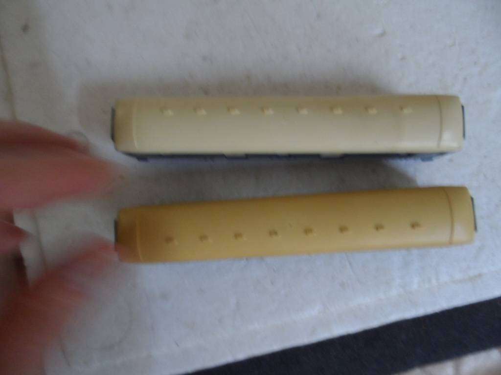 2 x HO Lima short blue train parcel cars - one bid for both  [HO6]