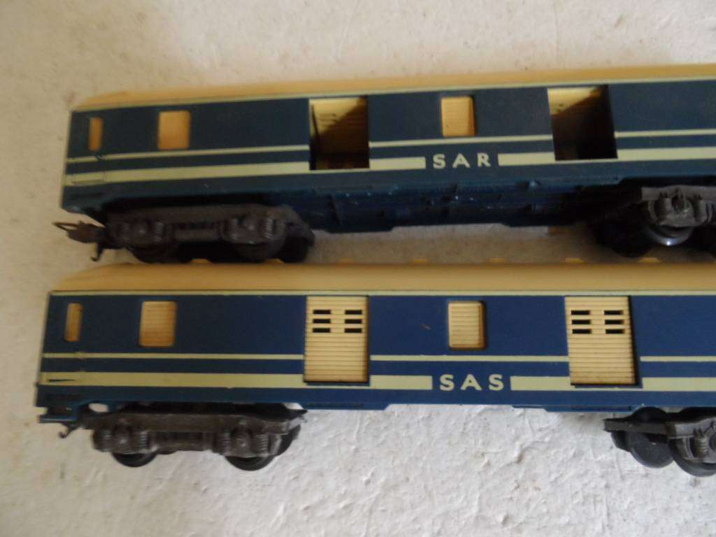 2 x HO Lima short blue train parcel cars - one bid for both  [HO6]