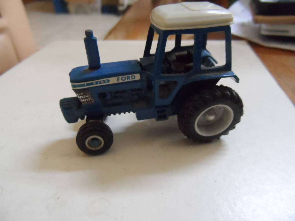 FORD DIECAST 9700 TRACTOR  [m37]
