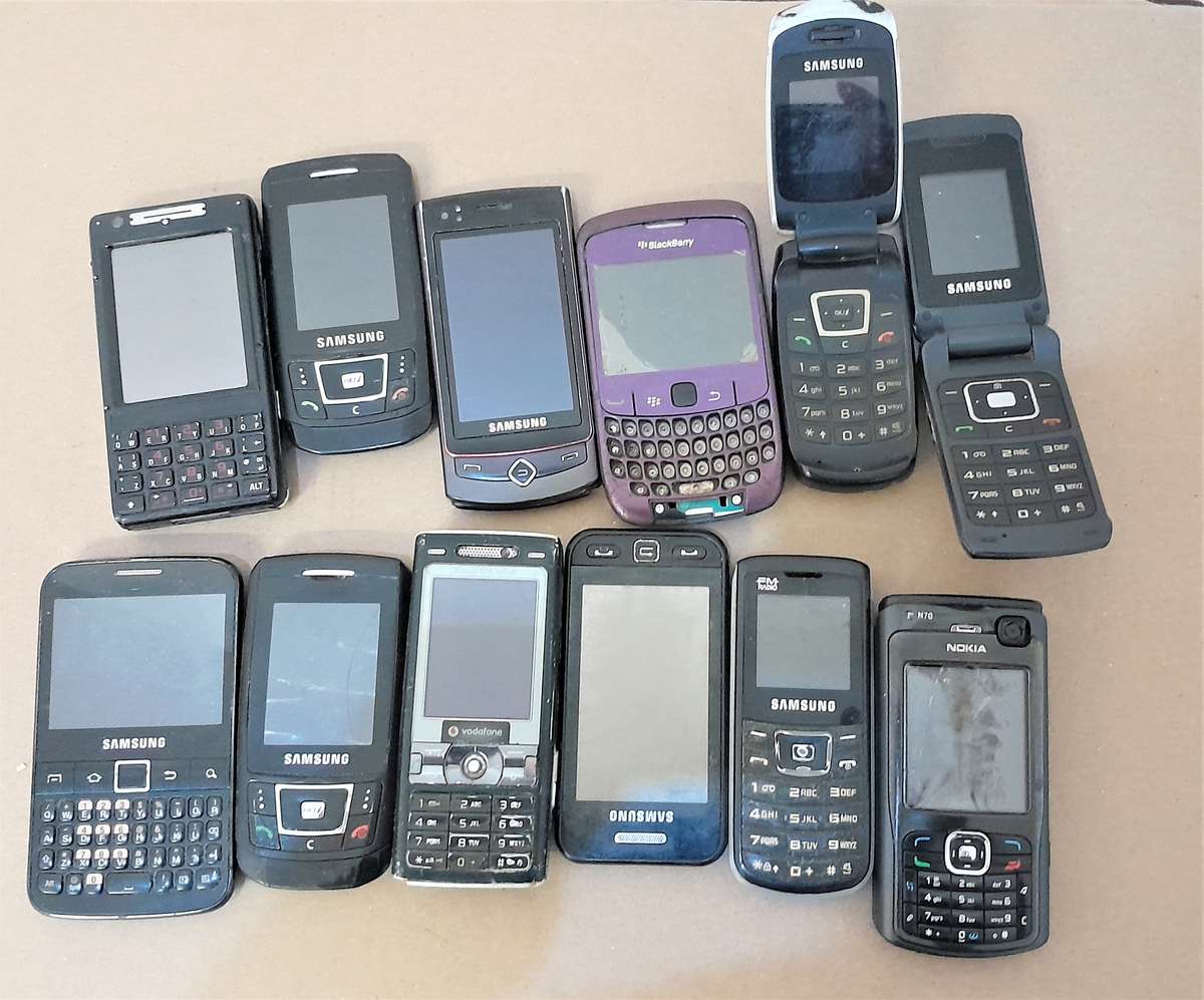 12 Old Non Working Cellphones - No Batteries - as per pics