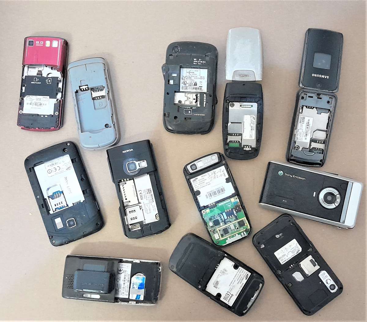 12 Old Non Working Cellphones - No Batteries - as per pics