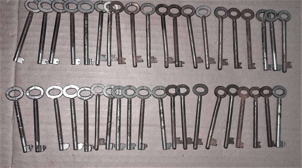 Locksmiths Job lot1 - 100 Vintage Skeleton "Master Keys" - as pics - reasonable offers considered