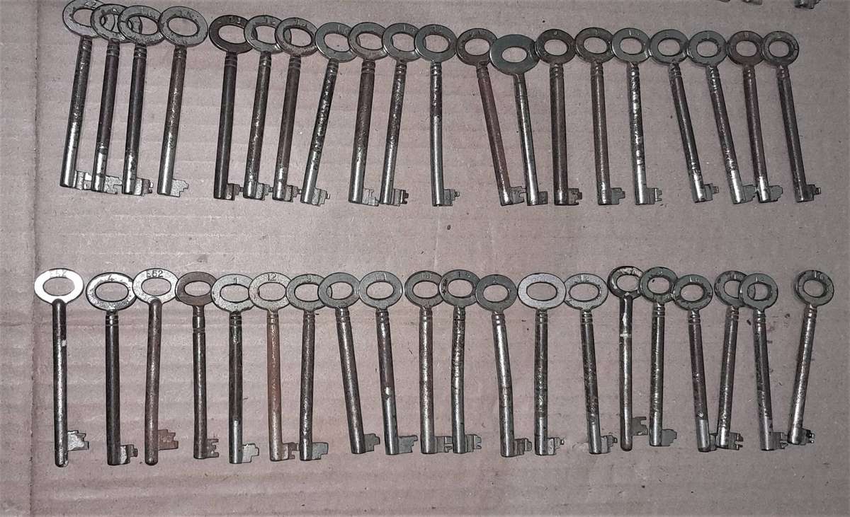 Locksmiths Job lot1 - 100 Vintage Skeleton "Master Keys" - as pics - reasonable offers considered