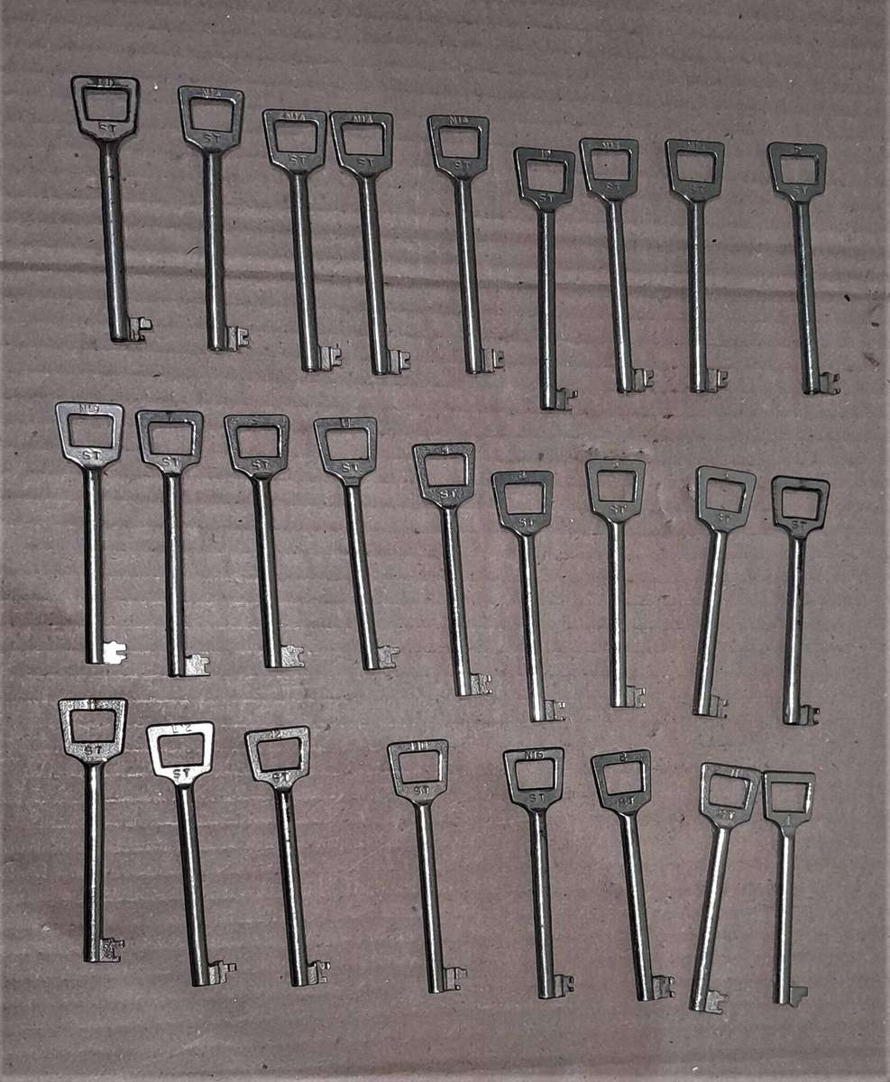 Locksmiths Job lot3 - 77  Vintage Keys - includes 12 Union - as pics - reasonable offers considered