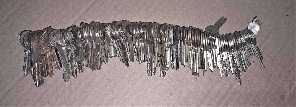 Locksmiths Job lot2 - 100 Vintage Keys - Various Makes - as pics - reasonable offers considered