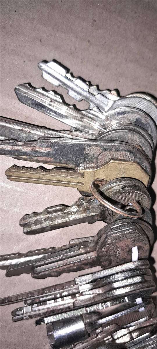 Locksmiths Job lot2 - 100 Vintage Keys - Various Makes - as pics - reasonable offers considered