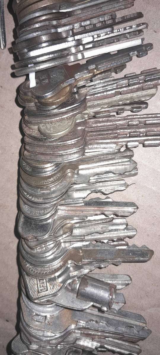 Locksmiths Job lot2 - 100 Vintage Keys - Various Makes - as pics - reasonable offers considered