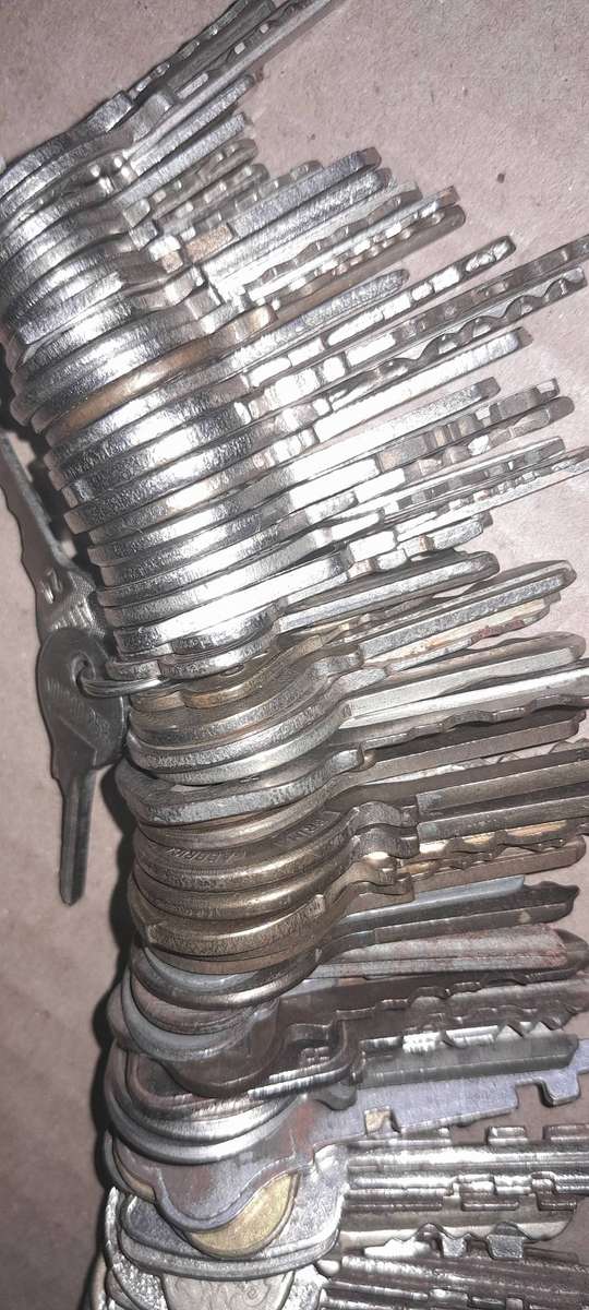 Locksmiths Job lot2 - 100 Vintage Keys - Various Makes - as pics - reasonable offers considered