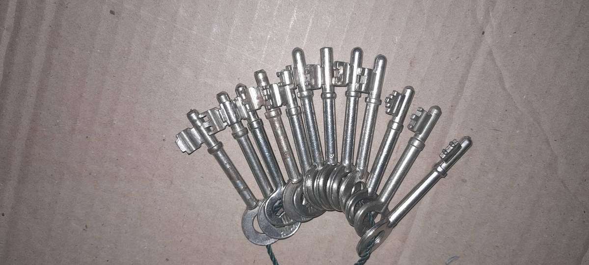 Locksmiths Job lot3 - 77  Vintage Keys - includes 12 Union - as pics - reasonable offers considered