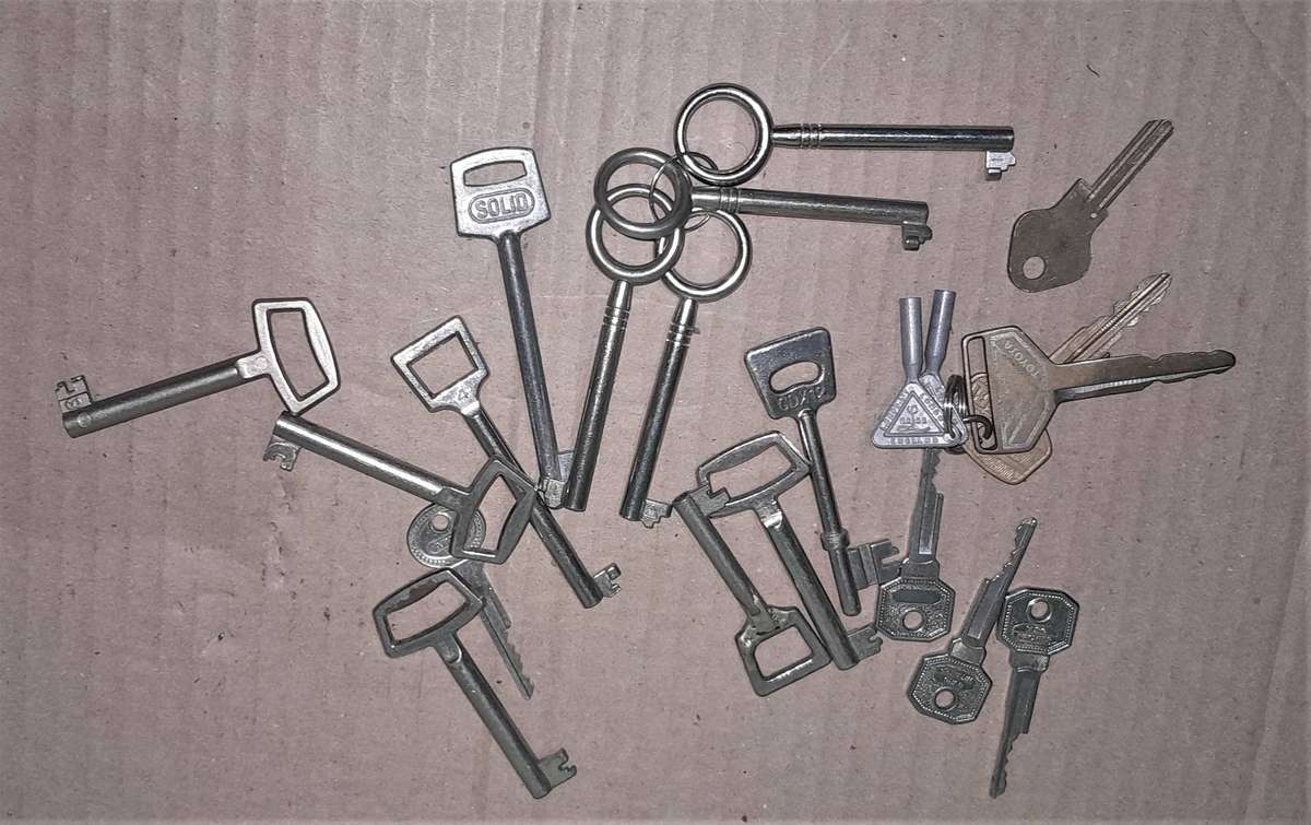Locksmiths Job lot3 - 77  Vintage Keys - includes 12 Union - as pics - reasonable offers considered