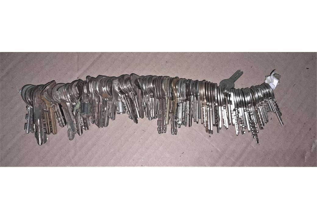 Locksmiths Job lot2 - 100 Vintage Keys - Various Makes - as pics - reasonable offers considered