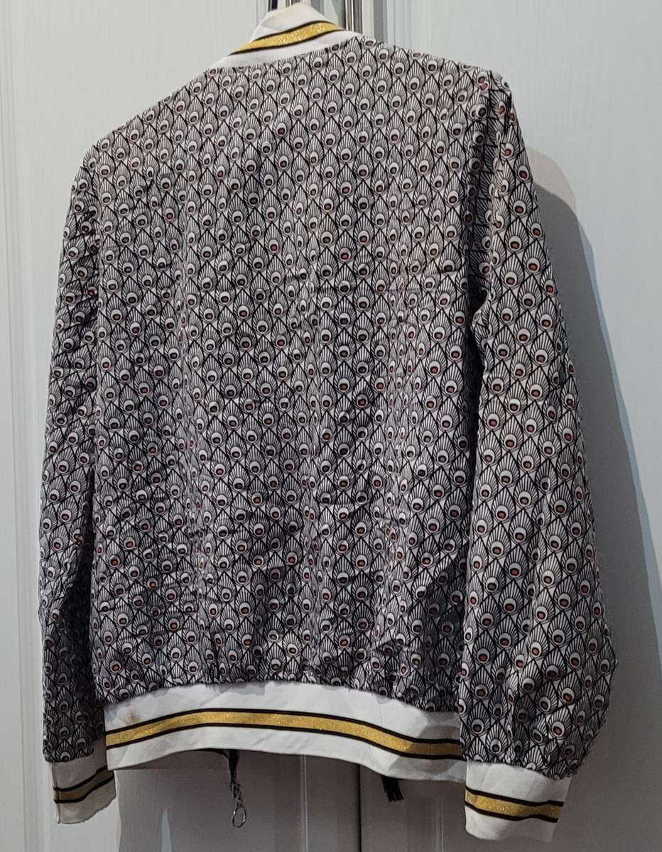 Ladies light jacket (zipper not working properly)